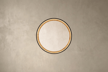 Огледала в дървена рамка