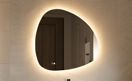 Нерегулярно огледало с осветление, 64×64 см, двуцветно, тъч‑ключ, отоплителна подложка